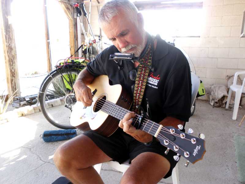 guy circling the US with a guitar