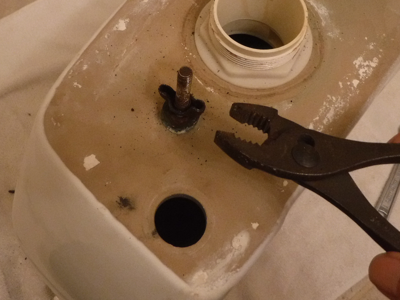 loosen-frozen-toilet-tank-bolts-small-projects